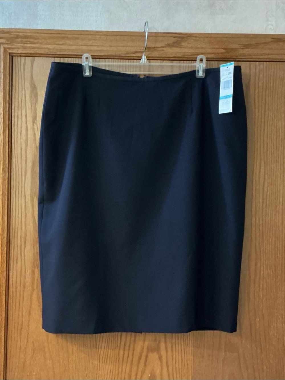 NWT - Le Suit Navy Pencil Skirt - Sleek Workwear Staple. Size 16
